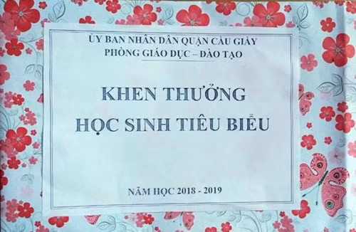 Dùng hộp quà rỗng khen thưởng học sinh, Trưởng phòng GD-ĐT Cầu Giấy xin rút kinh nghiệm ảnh 1