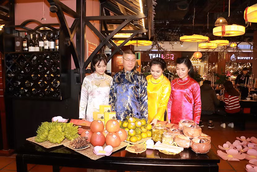 Vợ chồng diễn viên Diệu Hương góp mặt trong "liên minh" quà Tết ​ ảnh 7