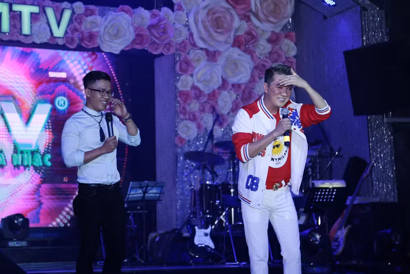 Đàm Vĩnh Hưng bán túi hàng hiệu ủng hộ đồng bào miền Trung ảnh 11 Đàm Vĩnh Hưng bán túi hàng hiệu ủng hộ đồng bào miền Trung ảnh 11