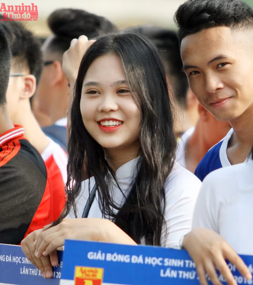 Nữ sinh Hà Nội rạng rỡ ngày khai mạc giải bóng đá học sinh THPT ảnh 12