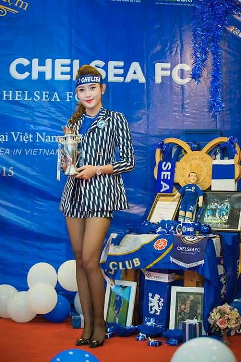Bên lề trận kinh điển Chelsea - M.U: Mỹ nhân Việt "đại chiến" ảnh 3