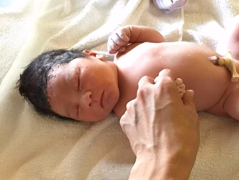 Con trai đầu lòng của ca sĩ Đan Trường vừa chào đời tại Mỹ ảnh 3
