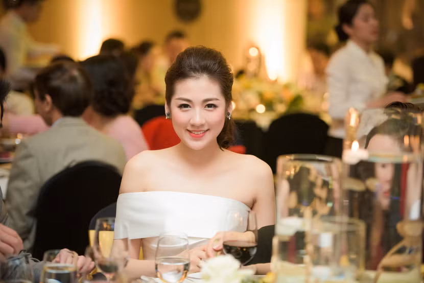 Á hậu Tú Anh khoe đường cong trong trang phục "lạ lùng" ảnh 8 Á hậu Tú Anh khoe đường cong trong trang phục "lạ lùng" ảnh 8