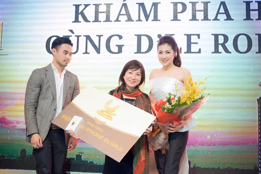 Á hậu Tú Anh khoe đường cong trong trang phục "lạ lùng" ảnh 9