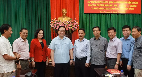 Nhờ đóng góp quan trọng của báo chí, lãnh đạo thành phố ngày càng gần gũi với người dân ảnh 1