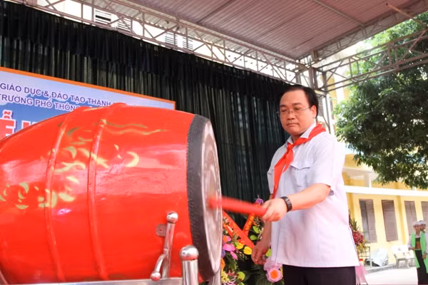 Bí thư Thành ủy Hà Nội đánh trống khai giảng ở trường Phổ thông Dân tộc nội trú Ba Vì ảnh 3 Bí thư Thành ủy Hà Nội đánh trống khai giảng ở trường Phổ thông Dân tộc nội trú Ba Vì ảnh 3