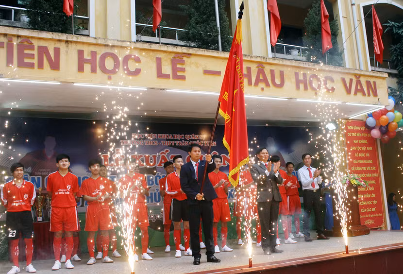 Tưng bừng xuất quân dự chung kết giải bóng đá học sinh THPT Hà Nội 2015 ảnh 2