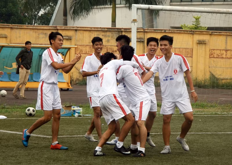 Kết quả, hình ảnh thi đấu ngày 15-11 giải bóng đá học sinh THPT Hà Nội 2015 ảnh 7