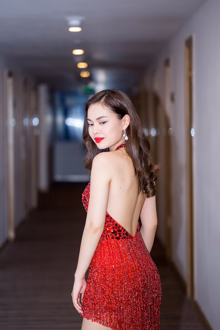 Giang Hồng Ngọc khoe lưng trần quyến rũ ​ ảnh 11