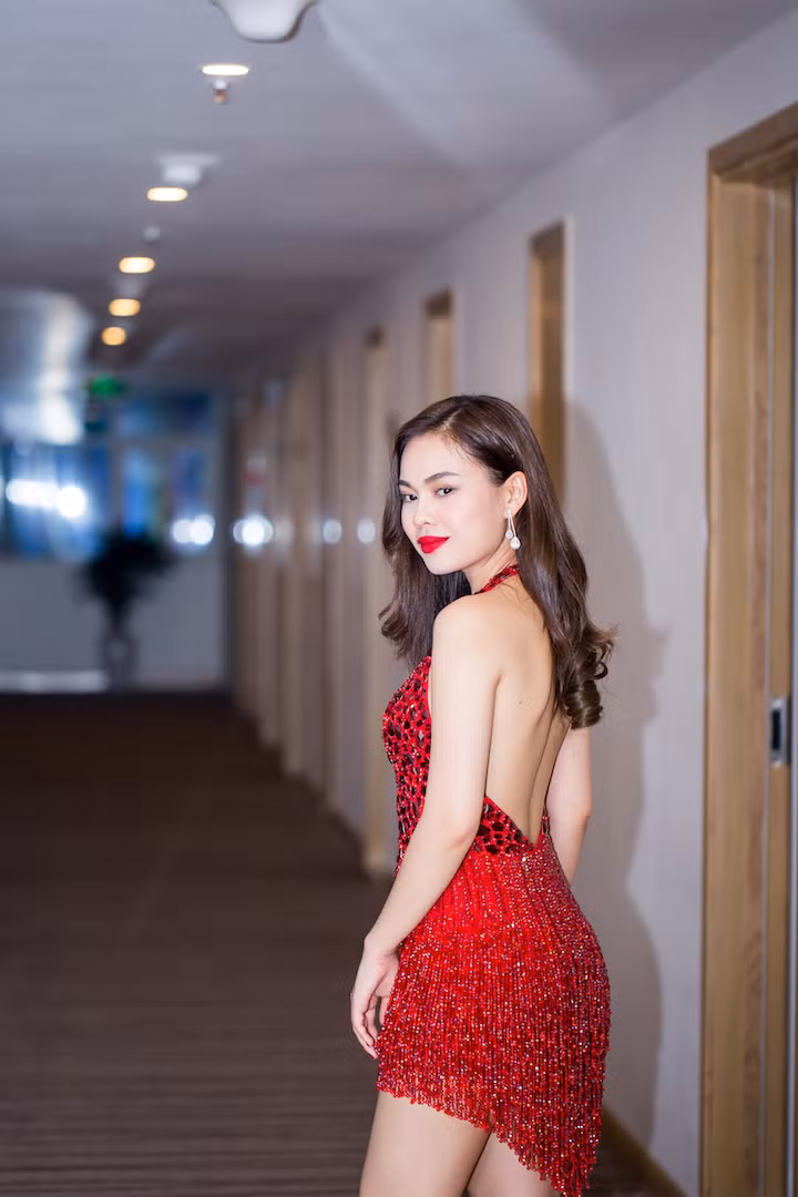 Giang Hồng Ngọc khoe lưng trần quyến rũ ​ ảnh 10