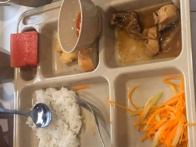 Trường quốc tế Việt Úc nhận lỗi, hứa khắc phục sau khi bị tố suất ăn lèo tèo dù thu phí cao ảnh 1
