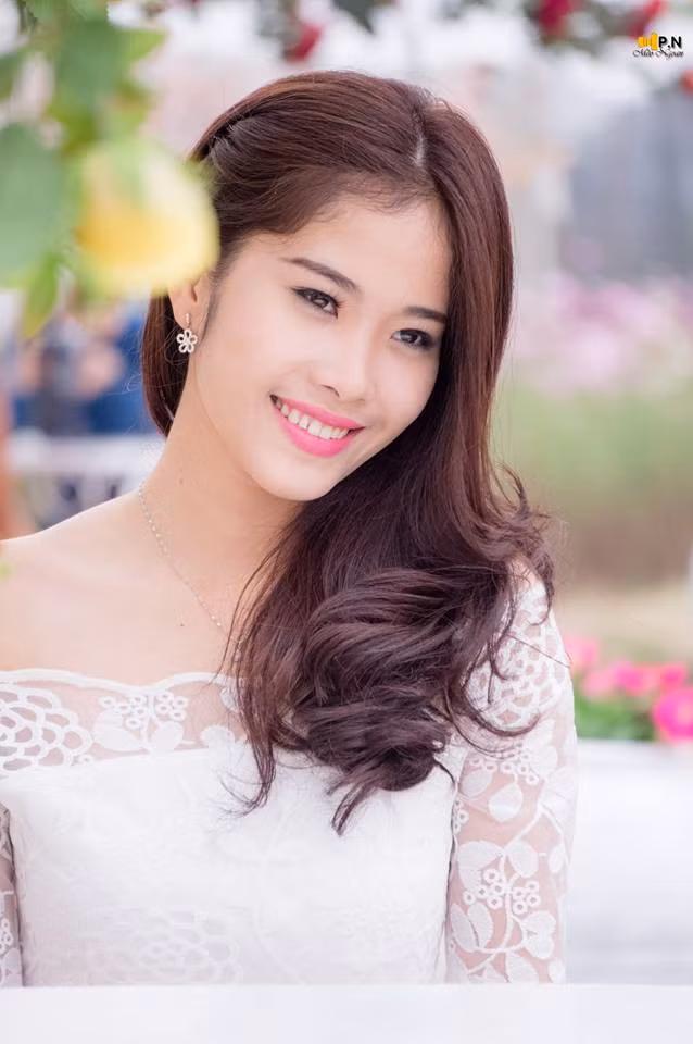 Loạt ảnh "tố" Nam Em rõ ràng đẹp lên nhờ "dao kéo" ảnh 4