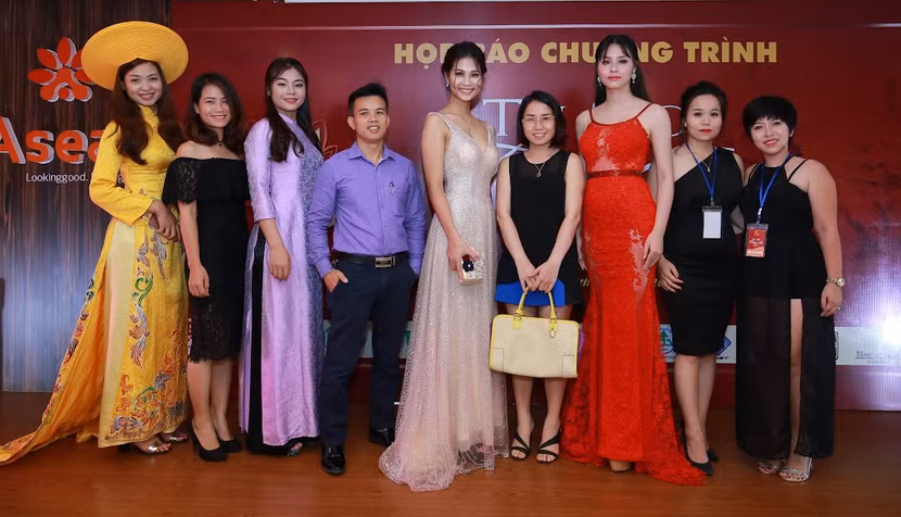 Cuộc thi sắc đẹp "Tài sắc Tràng An": Thi tài ở làng nghề, nhận vương miện…gỗ! ảnh 4