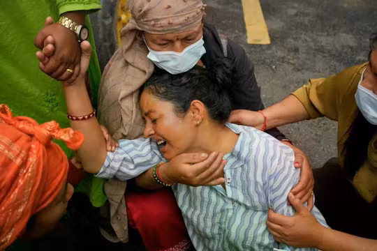 Hàng trăm người mắc kẹt trong các đường hầm thủy điện sau thảm họa lũ quét Nepal