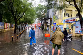 Nhiều trường học Hà Nội chủ động để phụ huynh chọn đi hoặc nghỉ học vì mưa ngập cục bộ