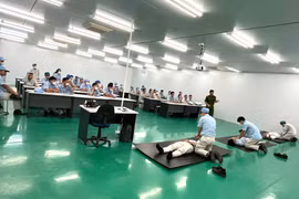 Người lao động Khu công nghiệp Thăng Long được huấn luyện kỹ năng PCCC và CNCH