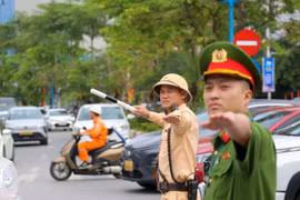 Dùng camera phát hiện vi phạm trật tự đô thị ở phường Long Biên