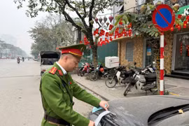 Hàng loạt ô tô bị niêm phong vì vi phạm trật tự đô thị ở phường Ngọc Hà
