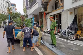 Xóa "điểm nghẽn" trật tự đô thị từ việc giải tỏa chậu cây lấn chiếm vỉa hè