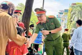 Công an phường Ba Đình “chia nắng”, trao nước mát cho người dân về Lăng Bác