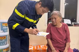 Giữa ngày mưa bão, người lính cứu hỏa giúp cụ bà 96 tuổi trở về nhà