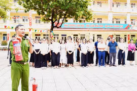 Trước giờ đón học sinh, thầy cô vào “nhà khói” học cách cứu người