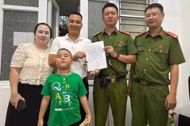 Hơn một giờ hỗ trợ tìm kiếm, đưa bé trai đi lạc trở về với gia đình