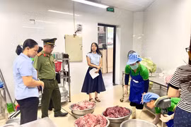 Kiểm tra bếp ăn trường học sau phản ánh về bữa ăn bán trú