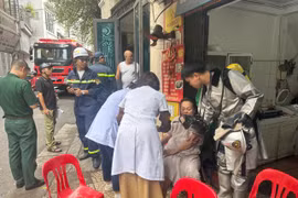 Cứu người phụ nữ mắc kẹt trong căn nhà 5 tầng ở Ngọc Hà