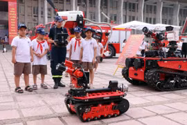 Các em nhỏ được tham quan robot chữa cháy hiện đại