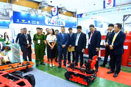 Thứ trưởng Bộ Công an Nguyễn Ngọc Lâm tham quan Triển lãm quốc tế PCCC và CNCH