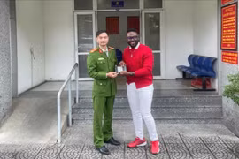 Du khách Nigeria mừng rỡ khi nhận lại tài sản, giấy tờ đánh rơi