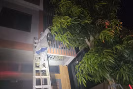 Rạng sáng, cảnh sát PCCC phá “chuồng cọp”, giải cứu 2 người mắc kẹt