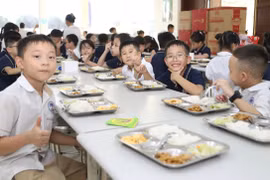 Lắng nghe ý kiến học sinh đối với bữa ăn bán trú của năm học mới