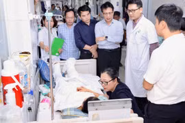 Thứ trưởng Bộ GD-ĐT thăm hỏi cô giáo mầm non cứu học sinh bị xe tải cán