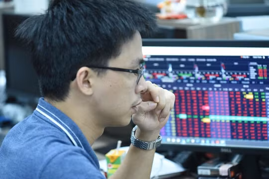 Chứng khoán ngập sắc đỏ, VN-Index quay đầu giảm hơn 31 điểm